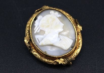 Brooch-mounted cameo in gilded metal 