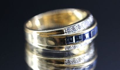 18k yellow gold ring set with calibrated...