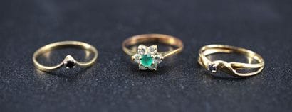 3 bagues en or jaune 18k ornées de petites...