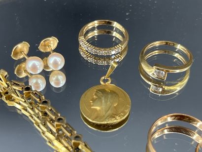 Lot en or 18k comprenant bracelet accidenté,...