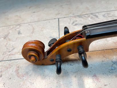 Violin bears a BRETON BREVETE DE S.A.R.M....