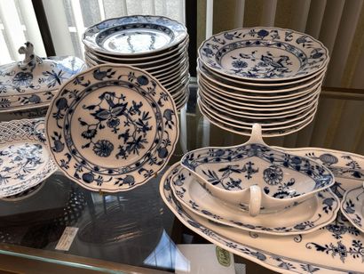 MEISSEN- Partie de service de table en porcelaine...