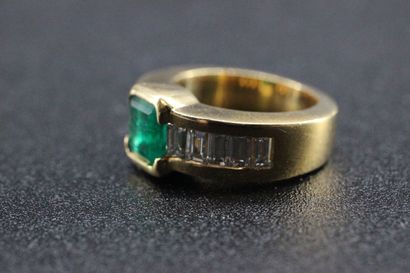 18k yellow gold ring set with an emerald...
