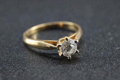 Solitaire ring in 18k yellow gold set with...