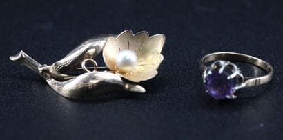 Lot comprising an 18k yellow gold brooch...