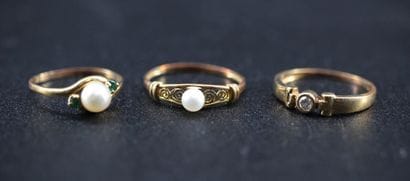 3 bagues en or jaune 18k ornées de perles...