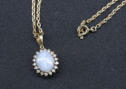 Necklace in 18k yellow gold adorned with...