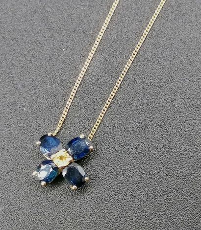 Set in 18k yellow gold comprising a 