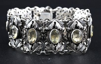 Articulated silver bracelet stylizing foliage...