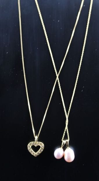 2 chaînes et 2 pendentifs 