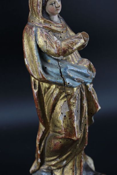 Saint in polychrome carved wood. H 28 cm...