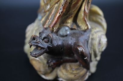 Saint in polychrome carved wood. H 28 cm...