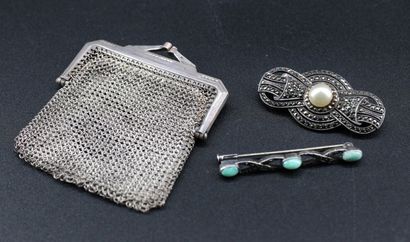 A silver lot comprising 2 brooches and an...
