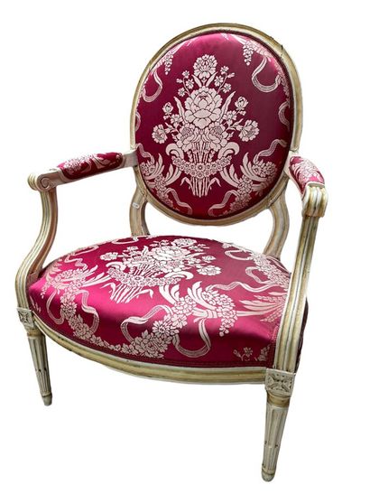 Queen's armchair with medallion back in cream...