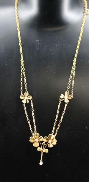 Collier en or jaune 18k orné de 4 trèfles...