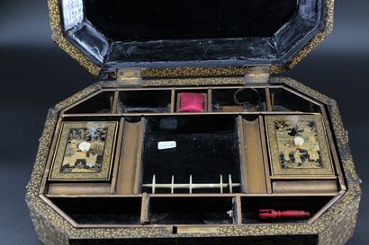 CHINA, late 19th century
Canton lacquer sewing...