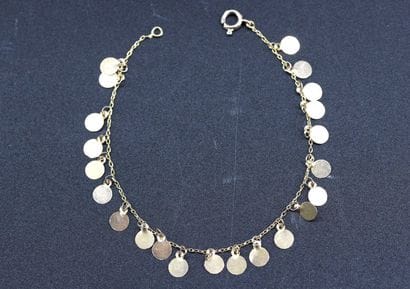 Bracelet en or jaune 18k à disques en pampilles....