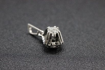 18k white gold pendant set with diamonds...
