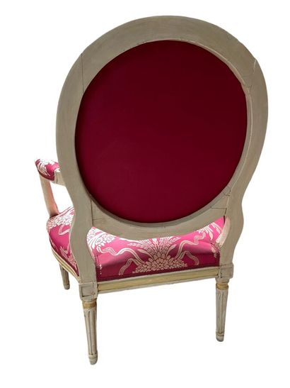 Queen's armchair with medallion back in cream...