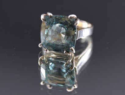 Silver ring set with a blue stone. PB: 5.58...
