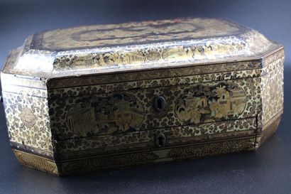 CHINA, late 19th century
Canton lacquer sewing...