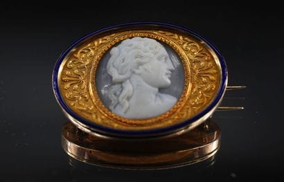 Broche ovale en or jaune 18k émaillée bleue...