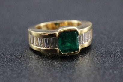 18k yellow gold ring set with an emerald...