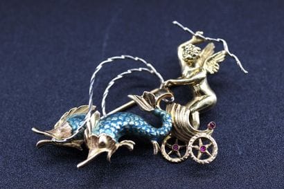 18k yellow gold brooch depicting a chariot...