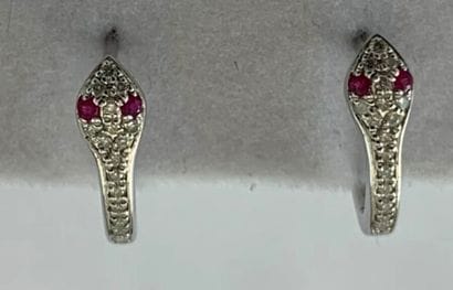Pair of 750°/.(18K) white gold creoles stylizing...