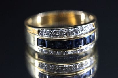 18k yellow gold ring set with calibrated...