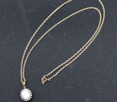 Necklace in 18k yellow gold adorned with...