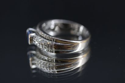 Band ring in 18k white gold set with a blue...