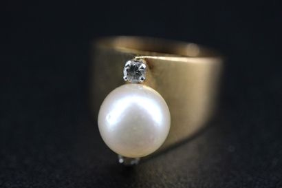 Modernist ring in 18k yellow gold set with...