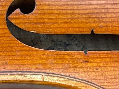 Violin bears a BRETON BREVETE DE S.A.R.M....