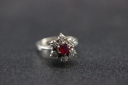 Daisy ring in 18k yellow gold set with a...