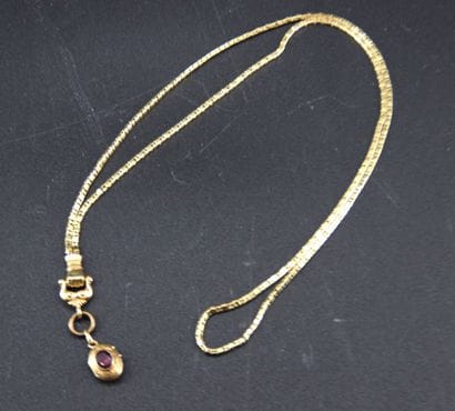 Collier en or jaune 18k figurant une main...