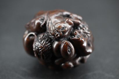 Japan, Meiji-Shôwa period
Carved wooden netsuke...