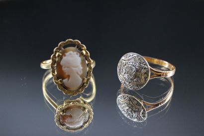 Set of 2 rings in 18k yellow gold adorned...