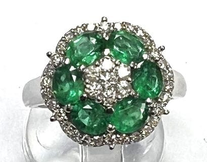 Cocktail ring in 750°/.(18K) white gold set...