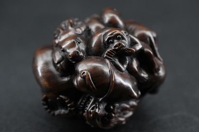 Japan, Meiji-Shôwa period
Carved wooden netsuke...