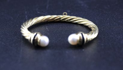 Rigid 18k yellow gold bracelet adorned with...