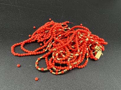 Necklace of pearls in coral and 18k yellow...