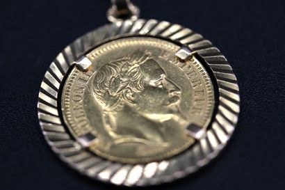18k yellow gold pendant adorned with a 20...