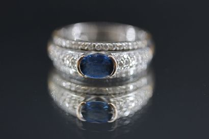 Band ring in 18k white gold set with a blue...