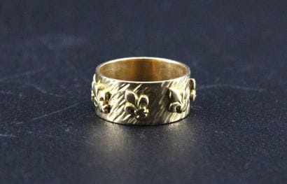 Bague bandeau en or jaune 18k à décor de...