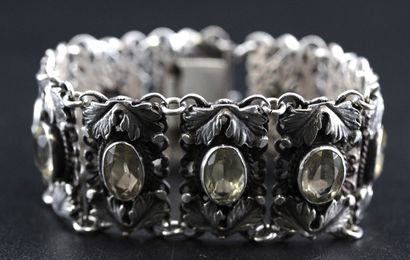 Articulated silver bracelet stylizing foliage...