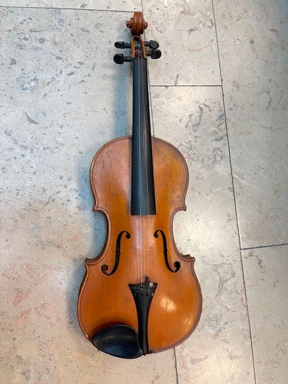 Violin bears a BRETON BREVETE DE S.A.R.M....