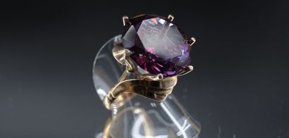 18k yellow gold ring set with a large amethyst....