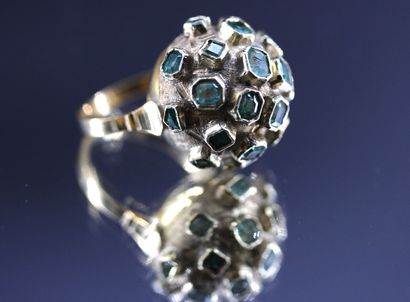 Dome ring in 18k yellow gold set with emeralds...