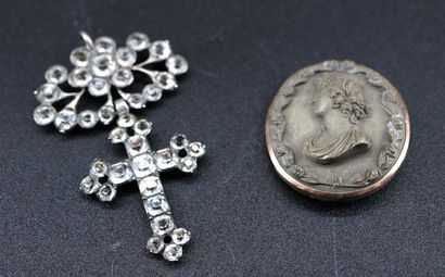 Set of a damaged brooch with cameo in high...